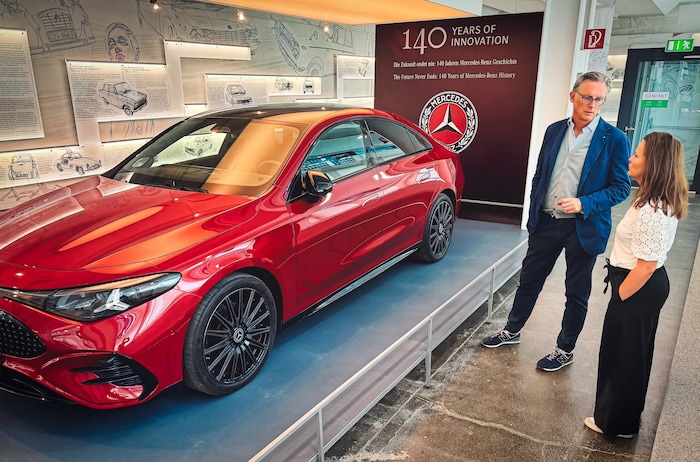 Ebenso werden in der Ausstellung auch moderne Elektro-Mercedes gezeigt.
