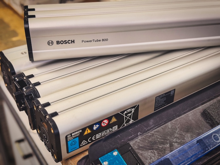 Bosch-Akkus warten darauf, verbaut werden zu werden.
