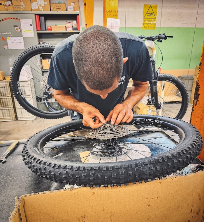 Die Kassette für die Gangschaltung wird bei jedem Fahrrad händisch montiert und justiert.