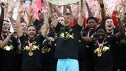 Der FC Red Bull Salzburg jubelte zuletzt 2023 über den Meistertitel – hier stemmt ihn der ...