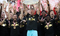 Der FC Red Bull Salzburg jubelte zuletzt 2023 über den Meistertitel – hier stemmt ihn der ...
