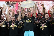 Der FC Red Bull Salzburg jubelte zuletzt 2023 über den Meistertitel – hier stemmt ihn der ...