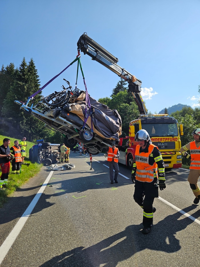 Für die Bergung der stark beschädigten Fahrzeuge musste die Straße komplett gesperrt werden.