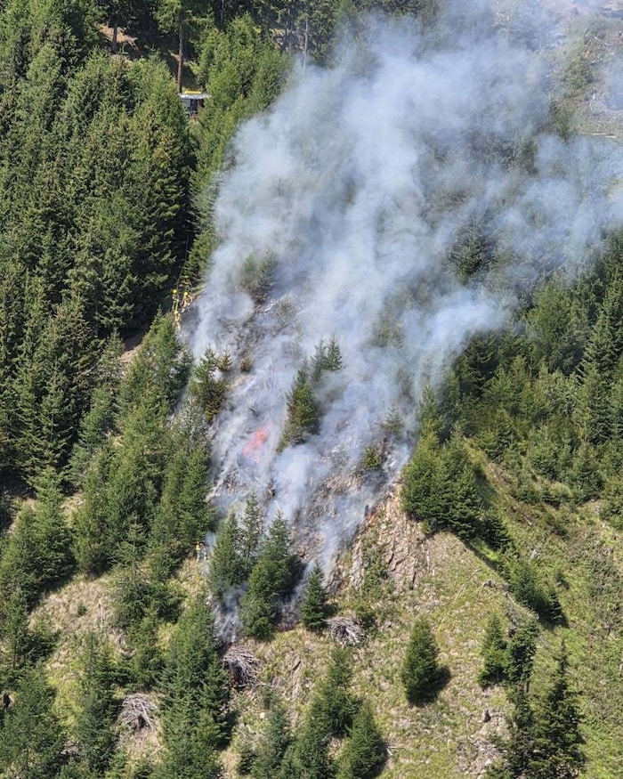 Kmapf gegen die Flammen: Links oberhalb des Brandes sieht man die Feuerwehrkräfte.