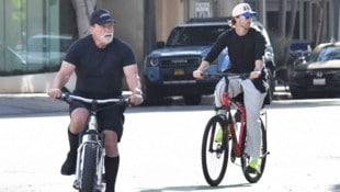 Fit mit 79! Arnold Schwarzenegger zeigt an seinem Geburtstag beeindruckende Oberarme. Mit Sohn ...