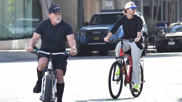 Fit mit 79! Arnold Schwarzenegger zeigt an seinem Geburtstag beeindruckende Oberarme. Mit Sohn ...