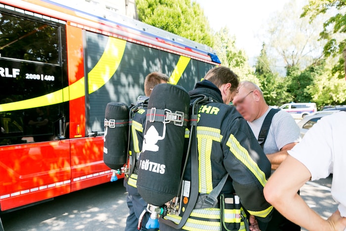 Spezialisten der Feuerwehr und der VKW stellten eine erhöhte Kohlenmonoxidbelastung im Keller ...