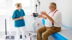 Dr. Ida Kubik, die Leiterin der Primärversorgungseinheit Wien Nord, mit dem Gesundheitsstadtrat 