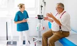 Dr. Ida Kubik, die Leiterin der Primärversorgungseinheit Wien Nord, mit dem Gesundheitsstadtrat 