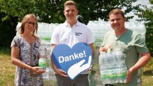 Sabrina Wiedenhofer (l.) und Markus Moors (r.) von Waldquelle mit Lukas Szigeti (Caritas).