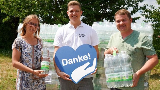 Sabrina Wiedenhofer (l.) und Markus Moors (r.) von Waldquelle mit Lukas Szigeti (Caritas).
