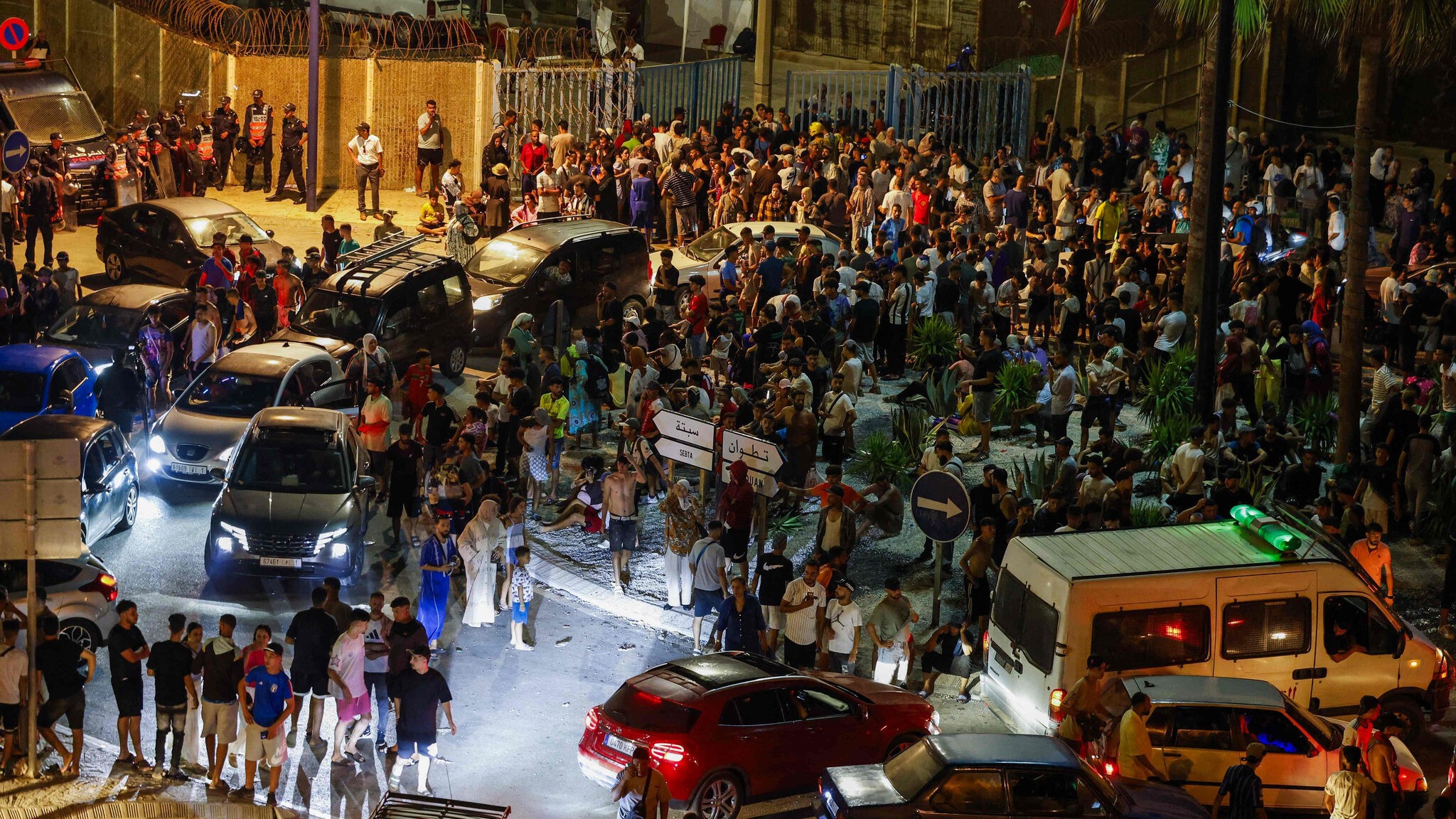 Anwohner in angst - chaos in ceuta! 49. 000 migranten stürmen exklave 2026 - justiz Anwohner in angst - chaos in ceuta! 49. 000 migranten stürmen exklave 2026 full es dürften in den vergangenen 24 stunden noch deutlich mehr migranten in die spanischen exklaven ceuta und melilla... Iustitia. Bg anwohner in angst - chaos in ceuta! 49. 000 migranten stürmen exklave 2026 2026-07-31 09:50:36 justiz