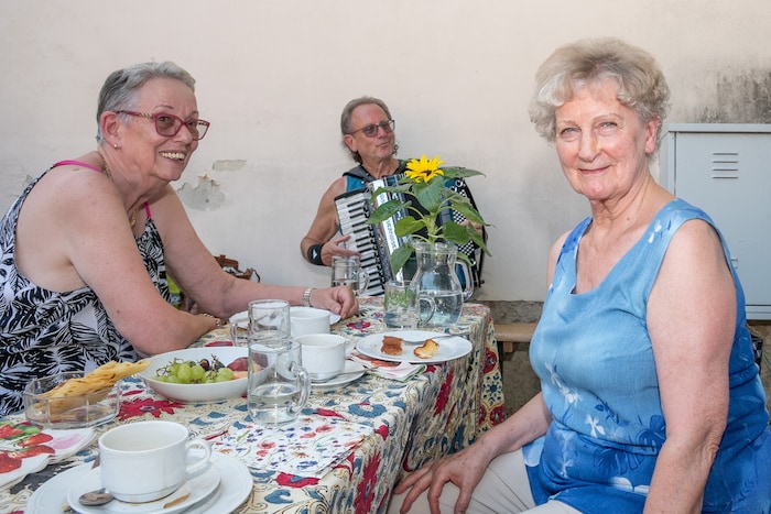 Kuchen, Kaffee und Obst – Freiwillige kümmern sich um Essen und Getränke.
