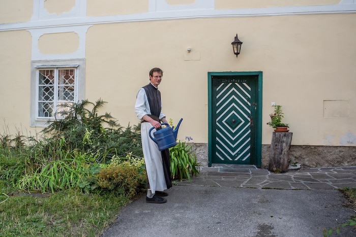 Pfarrer Moses Hamm freut sich über die vielen Gäste.