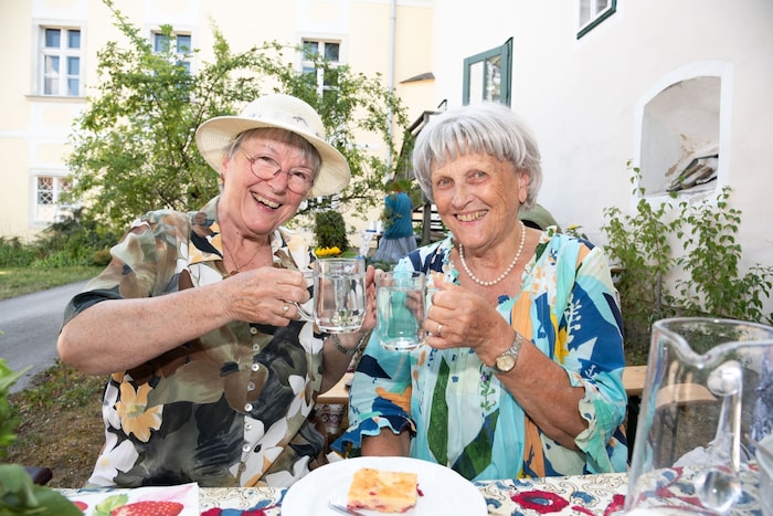 Eva und Inge kommen wegen dem Kuchen. „Und wegen dem Kontakt zu anderen Leuten“, so Eva.