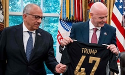 Carlos Codeiro (links) hat kein Verständnis für die Pläne von FIFA-Boss Gianni Infantino.