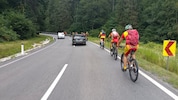 Auf der stark befahrenen Landstraße kommt es zwischen Rad- und Autofahrenden immer wieder zu ...