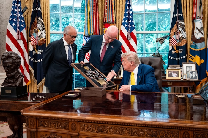 Carlos Cordeiro (links) mit Gianni Infantino zu Besuch bei US-Präsident Donald Trump.