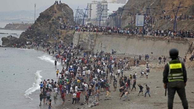 Rund 49.000 Menschen sollen in die spanische Exklave Ceuta geströmt sein.