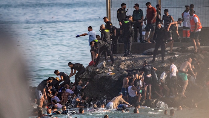 Gewaltige Menschenmengen drangen in nur kurzer Zeit auf spanisches Staatsgebiet – sogar das ...