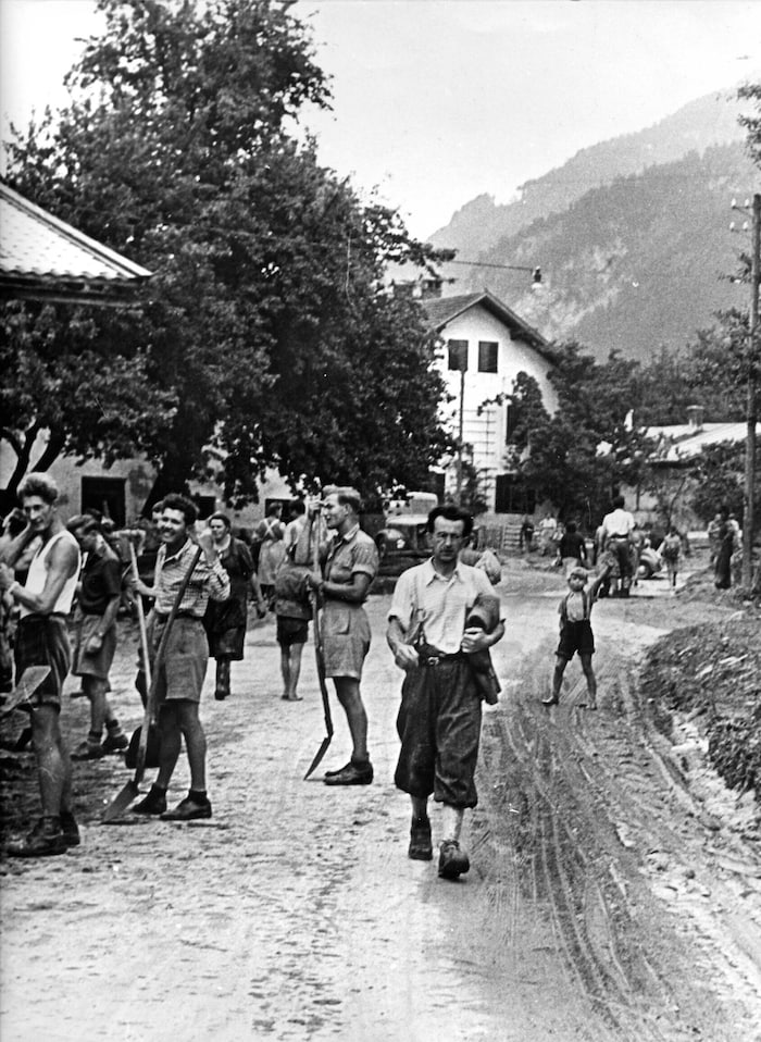 Französische Studenten halfen bei den Aufräumarbeiten. Sie waren wegen des Unwetters in Tirol ...