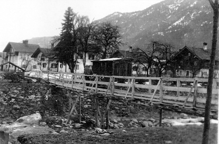 Alte Brücke weg! Ein Notsteg für Fußgänger wurde errichtet.