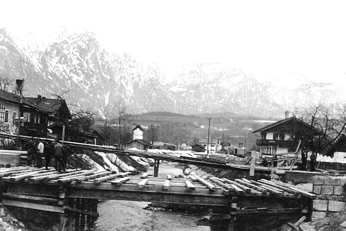 Dann der Bau einer Ersatzbrücke. Durch das Unwetter waren Ortsteile abgeschnitten.