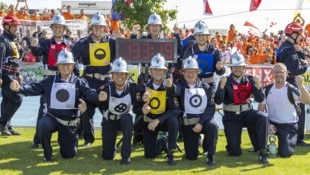 Das Team Weigelsdorf 2 beim Medaillen-Jubel in Eisenstadt