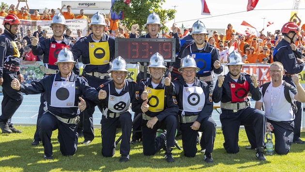 Das Team Weigelsdorf 2 beim Medaillen-Jubel in Eisenstadt