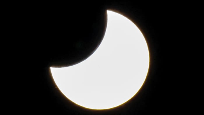 Bei der partiellen Sonnenfinsternis verdeckt der Mond nur einen Teil der Sonne.