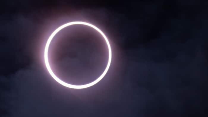 Bei einer ringförmigen Sonnenfinsternis scheint der Mond kleiner als die Sonne und verdeckt sie ...