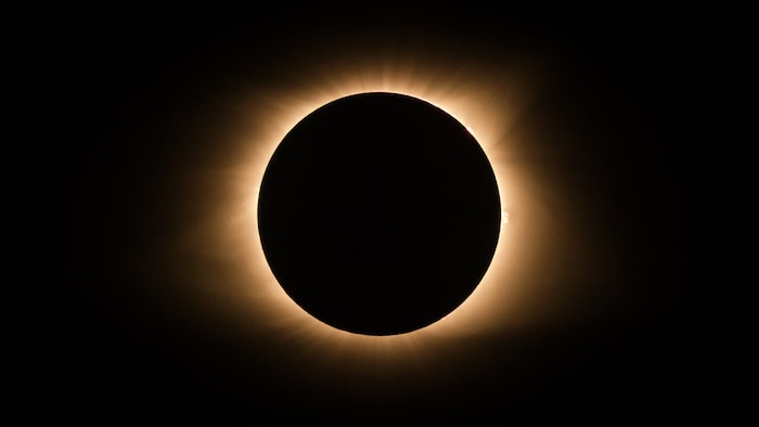 Bei der totalen Sonnenfinsternis verdeckt der Mond die Sonne komplett.