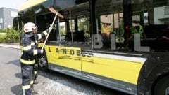Zwei Fensterscheiben gingen komplett zu Bruch. 