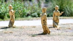 Rund 100 der Mozart-Skulpturen verschwanden bereits aus dem Mirabellgarten.