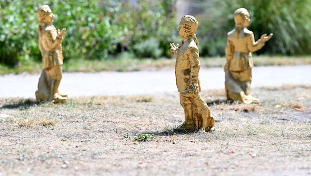 Rund 100 der Mozart-Skulpturen verschwanden bereits aus dem Mirabellgarten.