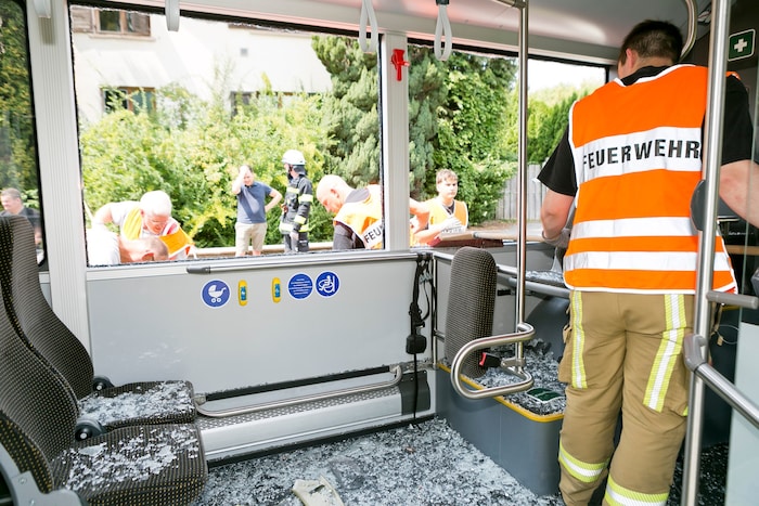 Durch die Glassplitter wurden zwei Personen verletzt.