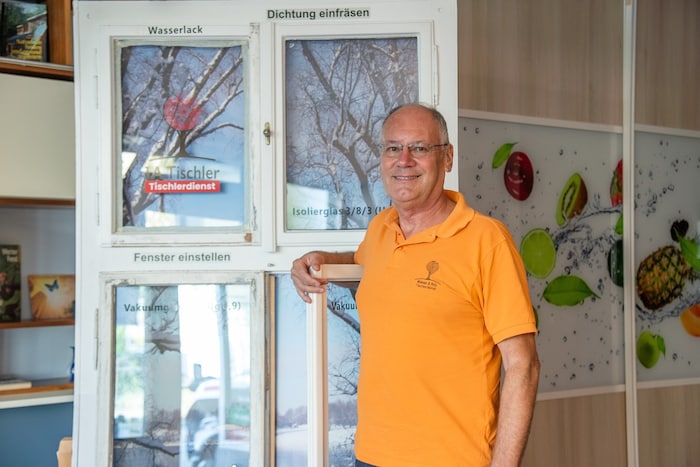 Winkler hat sich auf die Renovierung alter Fenster und Türen spezialisiert. „Von 1000 nFenster ...