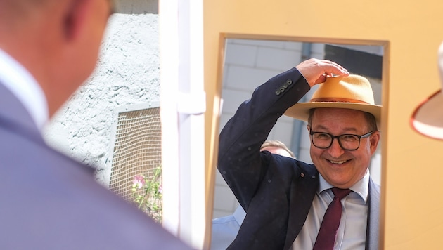 Martin Winkler ist oft mit dem Hut zu sehen. „Aus praktischen Gründen, wenn‘s recht heiß ist“, ...