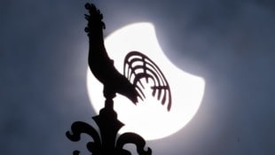 Bei einer Sonnenfinsternis lohnt sich der Blick in den Himmel.