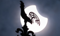 Bei einer Sonnenfinsternis lohnt sich der Blick in den Himmel.