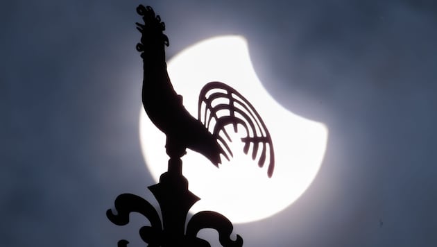 Bei einer Sonnenfinsternis lohnt sich der Blick in den Himmel.
