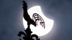 Bei einer Sonnenfinsternis lohnt sich der Blick in den Himmel.