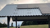 Am Dach der PV-Anlage in Lohnsburg fehlen aktuell zwei Solarpaneele.