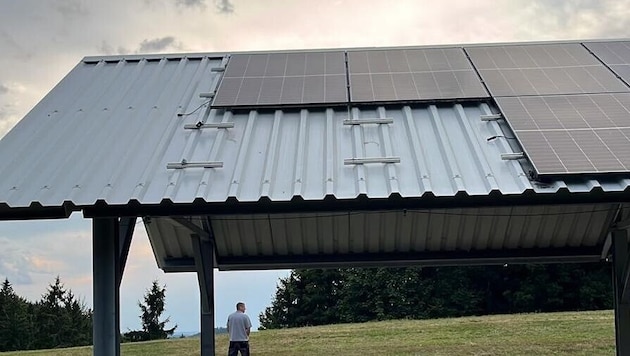 Am Dach der PV-Anlage in Lohnsburg fehlen aktuell zwei Solarpaneele.