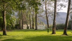 Ein 51-jähriger Wiener ist im Keutschacher See in das nur einen Meter tiefe Wasser gesprungen.