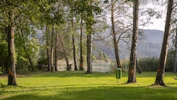 Ein 51-jähriger Wiener ist im Keutschacher See in das nur einen Meter tiefe Wasser gesprungen.