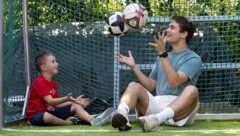 Michael und Lukas trafen sich am Fußballplatz.