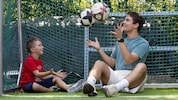 Michael und Lukas trafen sich am Fußballplatz.