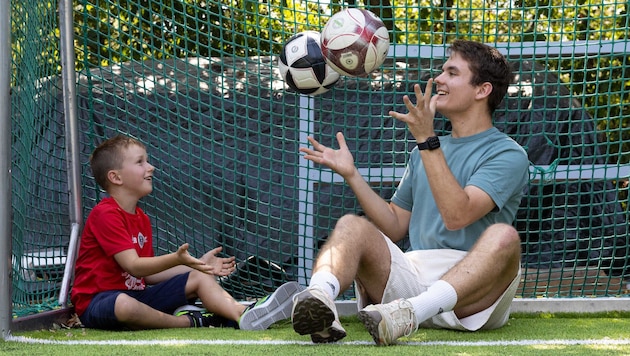 Michael und Lukas trafen sich am Fußballplatz.