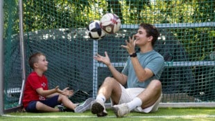 Michael und Lukas trafen sich am Fußballplatz.
